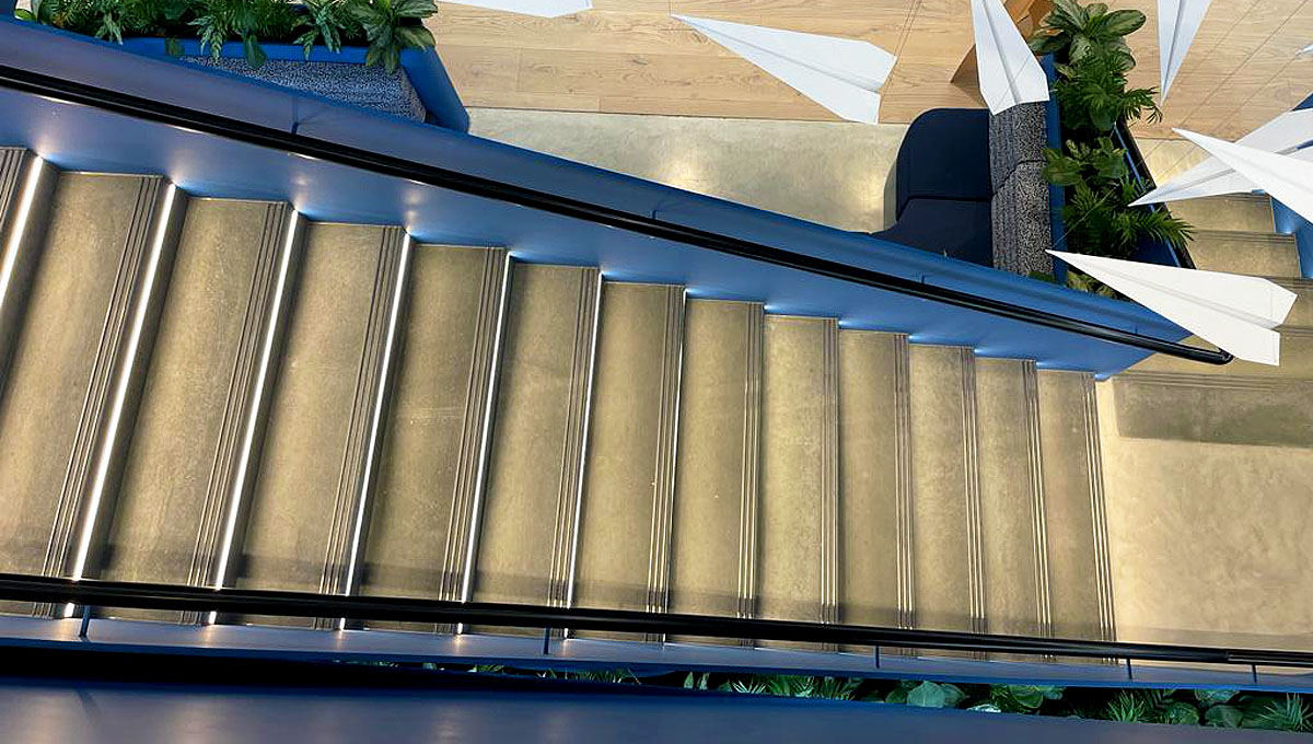 Visual concrete cladding for an internal staircase