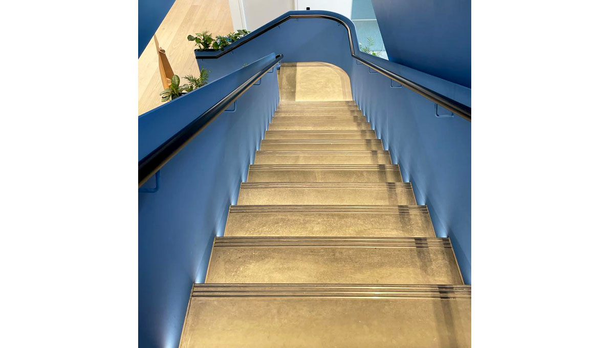 Visual concrete cladding for an internal staircase