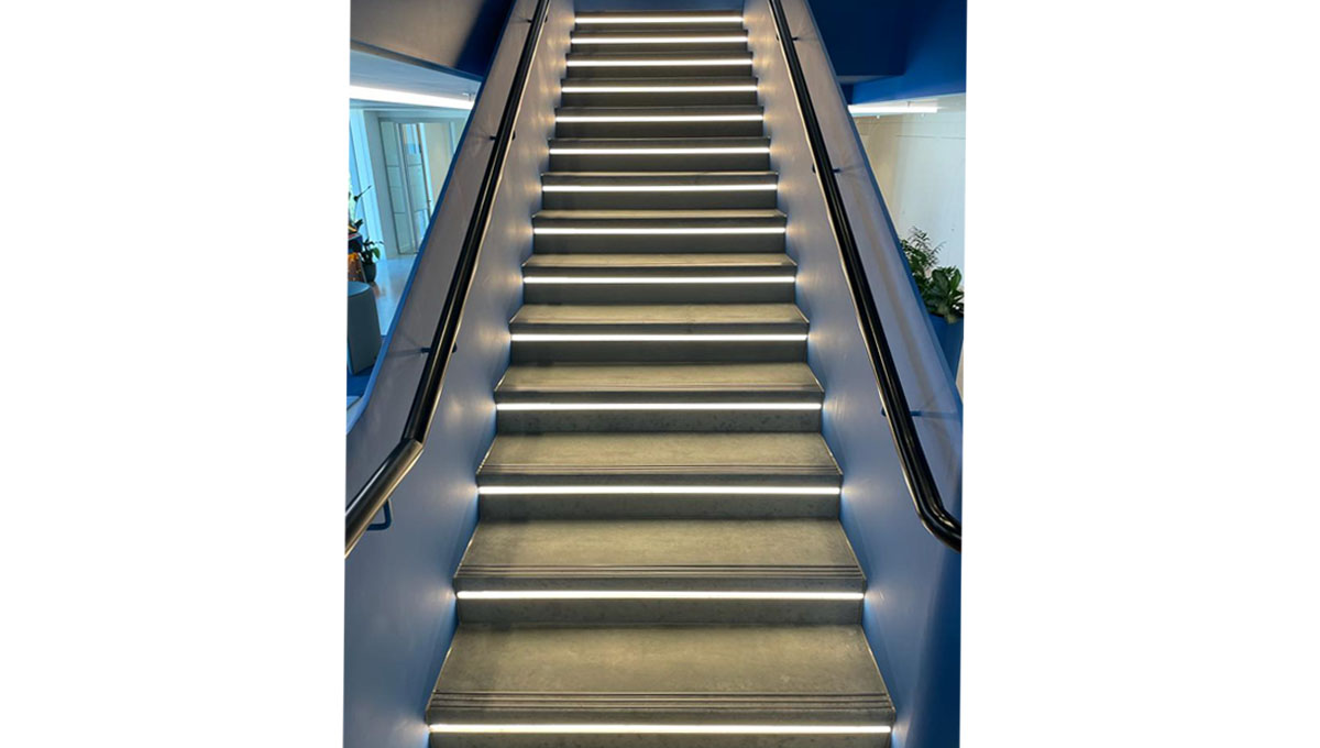 Visual concrete cladding for an internal staircase