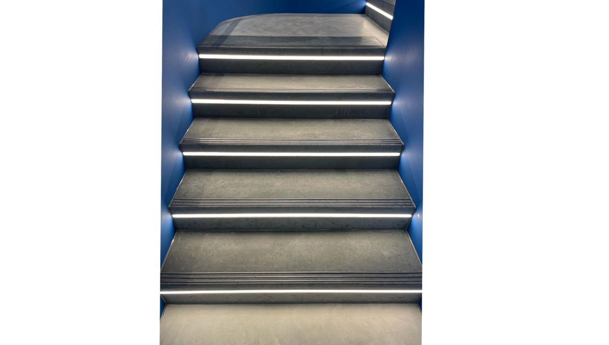 Visual concrete cladding for an internal staircase